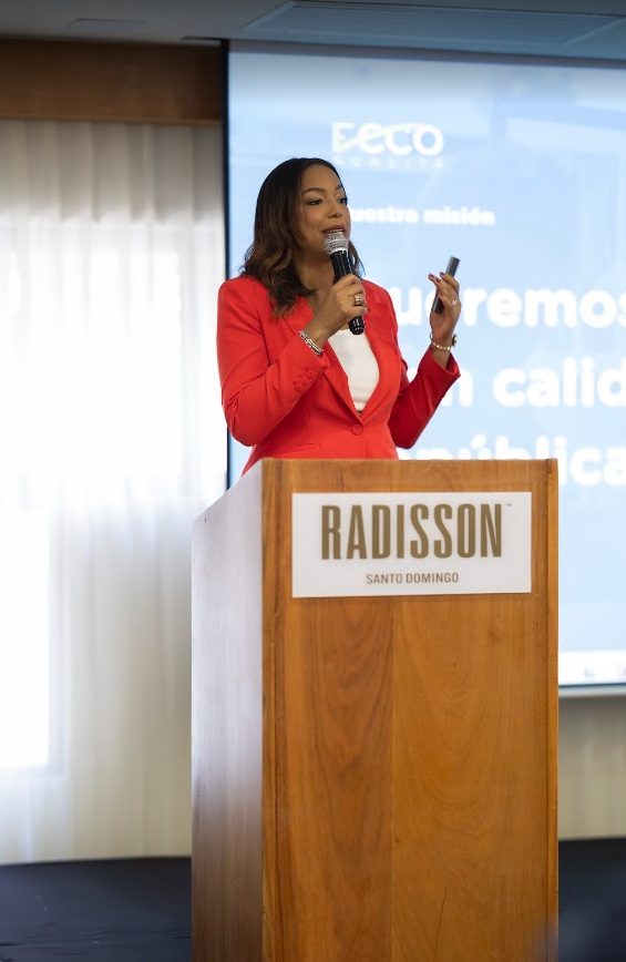 Facilitadora de ECCO Academy dirigiéndose a los asistentes desde el podio en el Hotel Radisson Santo Domingo